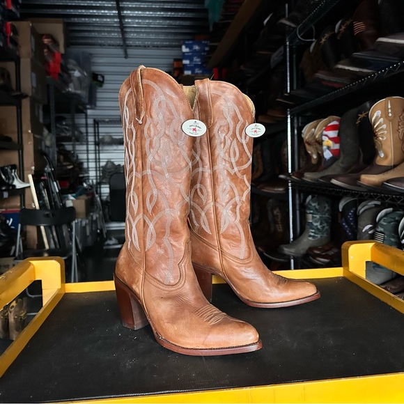 Idyllwind Revenge Western Boot
Tan Womens Size 8B - Picture 2 of 7